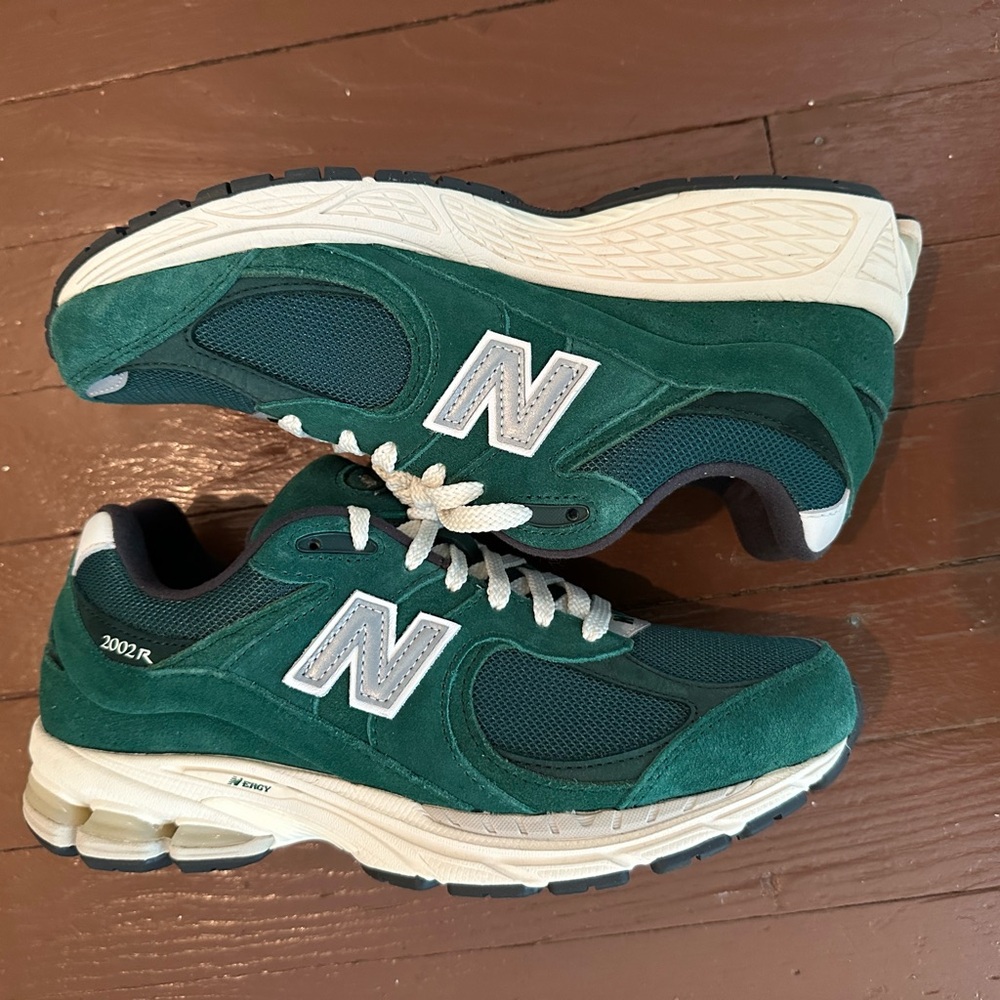 New Balance Men's Green Sneakers